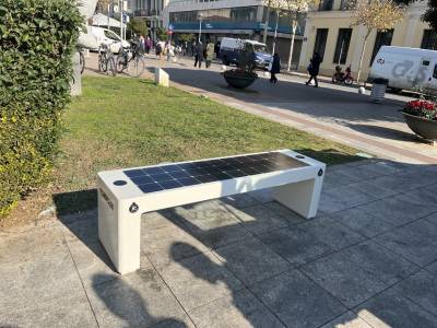 Τοποθετήθηκαν τα πρώτα 4 "έξυπνα” παγκάκια στην Καλαμάτα