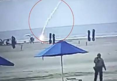 Κεραυνός χτύπησε και σκότωσε ακαριαία γυναίκα σε παραλία της Κολομβίας (Βίντεο)