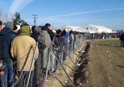 Πρόσφυγες σαν σκουπίδια μακριά από μας