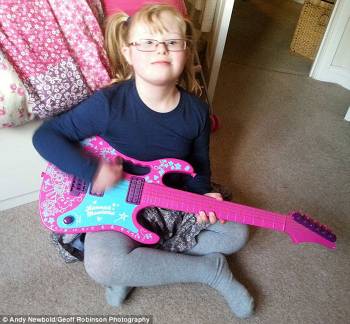 Κορίτσι με Σύνδρομο Down είναι ένα χρόνο μπροστά από τους συμμαθητές της σε κανονικό σχολείο