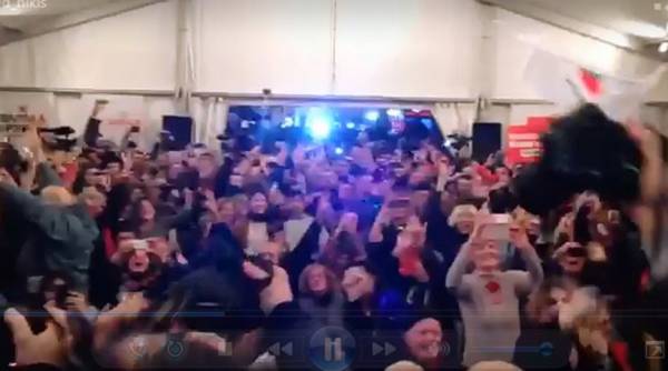 Ξέφρενα πανηγύρια για τους οπαδούς του ΣΥΡΙΖΑ στην πλατεία Κλαυθμώνος