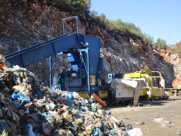 Στη βροχή ο δεματοποιητής