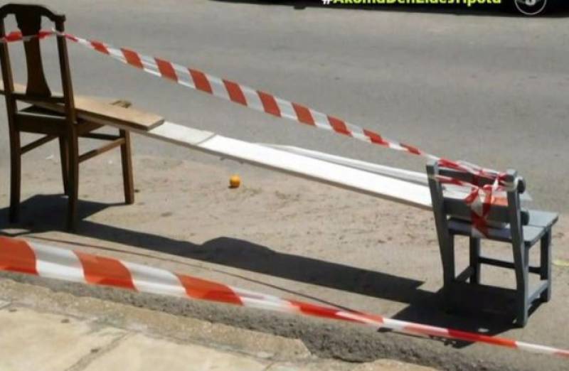 Υψηλά πρόστιμα για όσους «κρατούν» θέσεις με καρέκλες και καφάσια (Βίντεο)