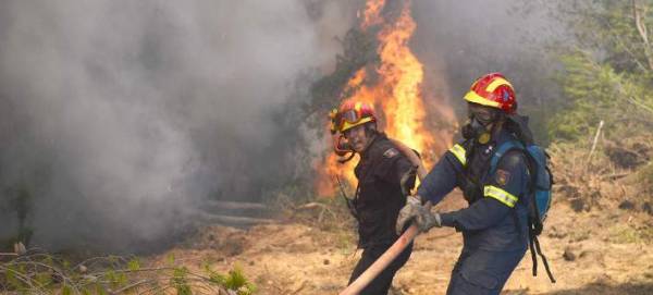 Σε εξέλιξη η φωτιά, στο Θέρμο Αιτωλοακαρνανίας, σε ύφεση σε Αγιο Νικόλα Σπάτων και Σανταμέρι στην Αχαΐα