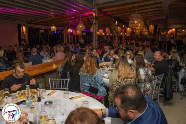 Πλήθος κόσμου στο χορό του Εμπορικού Κυπαρισσίας