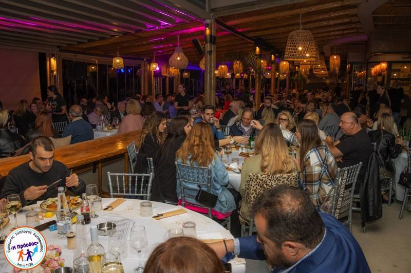 Πλήθος κόσμου στο χορό του Εμπορικού Κυπαρισσίας