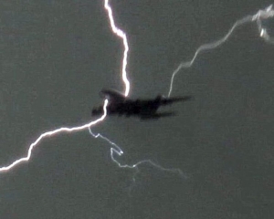 Κεραυνός χτύπησε νορβηγικό αεροπλάνο πάνω απ' την Καλαμάτα