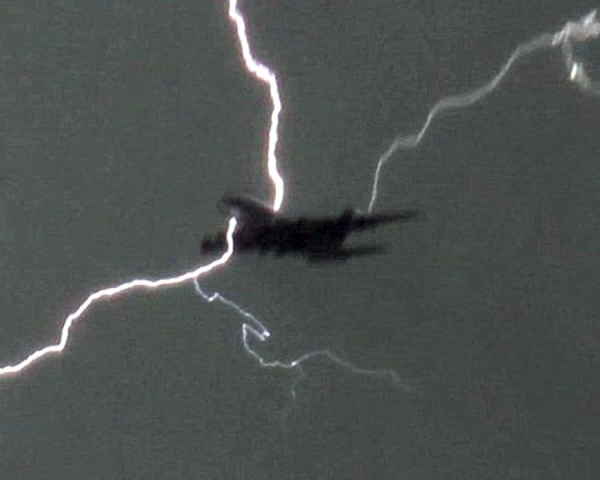 Κεραυνός χτύπησε νορβηγικό αεροπλάνο πάνω απ' την Καλαμάτα