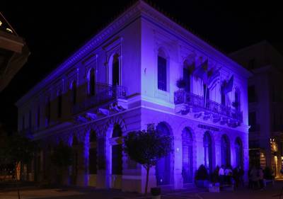 Καλαμάτα: Το Ιστορικό Δημαρχείο φωτίστηκε μπλε κατά του σακχαρώδους διαβήτη (βίντεο)