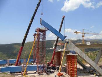 Παραδείσια - Τσακώνα: Τοποθετήθηκαν τα πρώτα τόξα της εντυπωσιακής γέφυρας