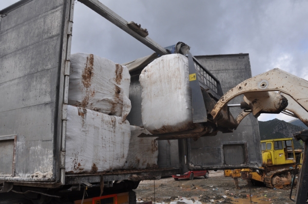 Ο περιφερειάρχης έστειλε σκουπίδια από το Κρανίδι στη Μαραθόλακκα!