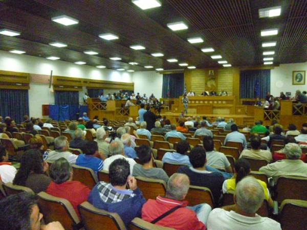 Δημοτικό Συμβούλιο για τσιγγάνους Αγ. Τριάδας: Συμφώνησαν στην κατεδάφιση, διαφώνησαν στη διαδικασία