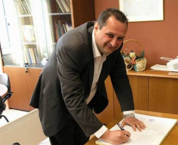 Διεύθυνση Εκπαίδευσης Πελοποννήσου: Απολογισμός και ευχαριστίες από Παναγιώτη Πετρόπουλο, παρέδωσε στον Δημήτρη Οικονομόπουλο