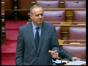 Επίκαιρη ερώτηση Γ. Λαμπρόπουλου: Θετικές αλλά και αόριστες υποσχέσεις για στρατόπεδο