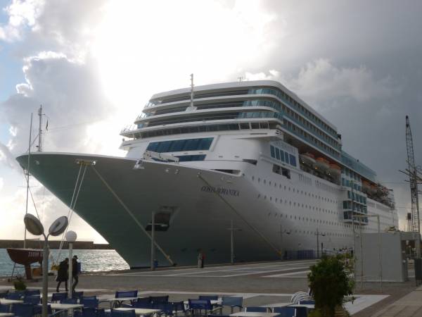 Ακόμα 1.372 επιβάτες έφερε σήμερα στην Καλαματα το Costa Neoromantica (φωτογραφίες)