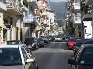 Αυτοκίνητα, θόρυβος, σκοτάδι και κλειστά καταστήματα