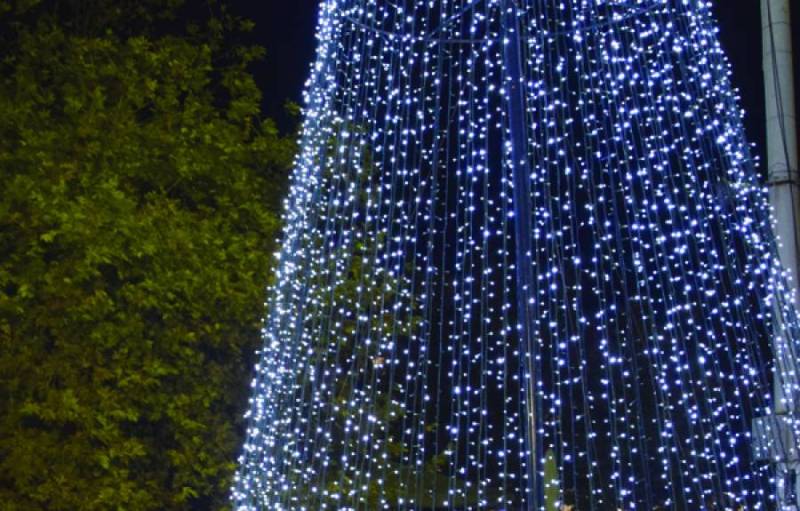 Χρωματιστά λαμπιόνια και ψεύτικα χαμόγελα