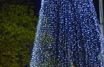 Χρωματιστά λαμπιόνια και ψεύτικα χαμόγελα