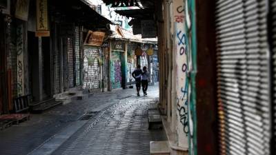 Κλειστά σήμερα τα εμπορικά καταστήματα - Από 8 Ιανουαρίου ξεκινούν οι χειμερινές εκπτώσεις