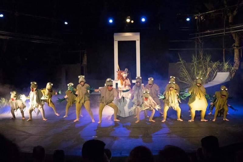 Ζεστό χειροκρότημα και συγκίνηση για τους “Βατράχους” της Πειραματικής Σκηνής Καλαμάτας