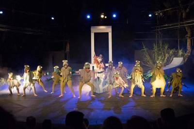 Ζεστό χειροκρότημα και συγκίνηση για τους “Βατράχους” της Πειραματικής Σκηνής Καλαμάτας