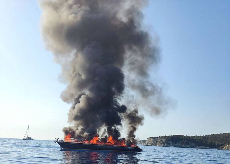 Πυρκαγιά σε ιστιοφόρο με 7 Ιταλούς βορειοανατολικά των Αντίπαξων