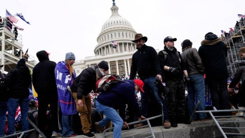 Επίθεση στο Καπιτώλιο: Ο Τραμπ «στο επίκεντρο» της «απόπειρας πραξικοπήματος στις ΗΠΑ»