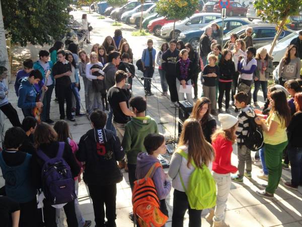 Μουσική διαμαρτυρία έξω από το Διοικητήριο Μεσσηνίας (βίντεο)