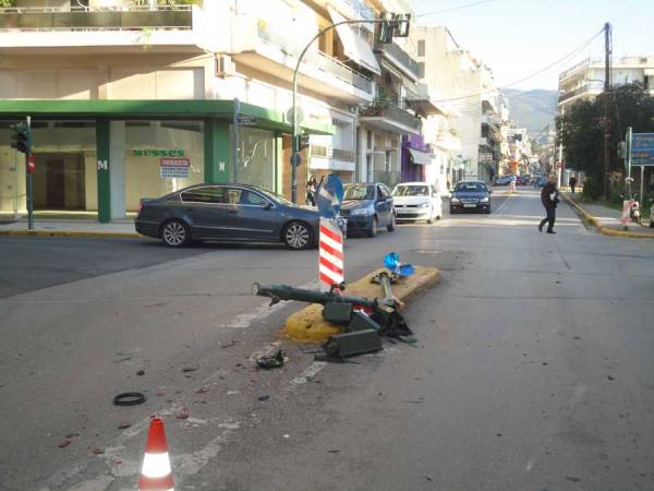 Σχολικό και ΙΧ γκρέμισαν το φανάρι στη Βασ. Ολγας