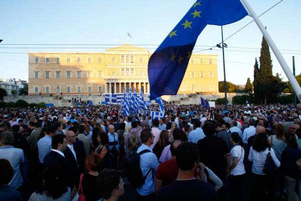 Μικροεπεισόδια στο "Μένουμε Ευρώπη" στο Σύνταγμα
