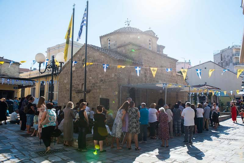 Καλαμάτα: Πανηγυρική θεία λειτουργία στους Αγιους Απόστολους