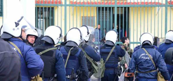 Εξέγερση αλλοδαπών και επέμβαση των ΜΑΤ στην Κόρινθο