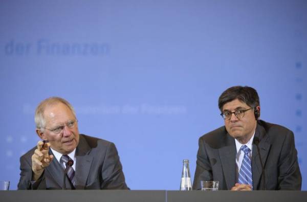 Απίστευτος διάλογος Λιου - Σόιμπλε: 'Να βάλετε κι εσείς χρήματα εάν θέλετε να σωθεί η Ελλάδα'