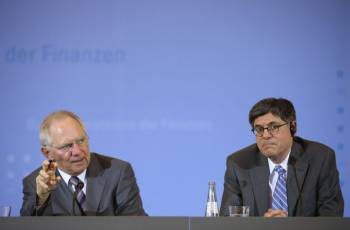 Απίστευτος διάλογος Λιου - Σόιμπλε: 'Να βάλετε κι εσείς χρήματα εάν θέλετε να σωθεί η Ελλάδα'