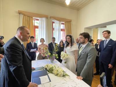 Ακαδημαϊκοί με καριέρα στο εξωτερικό ένωσαν τις ζωές τους στο Δημαρχείο της Στεμνίτσας