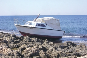 Βάρκα έπεσε στα βράχια βόρεια της Κυπαρισσίας