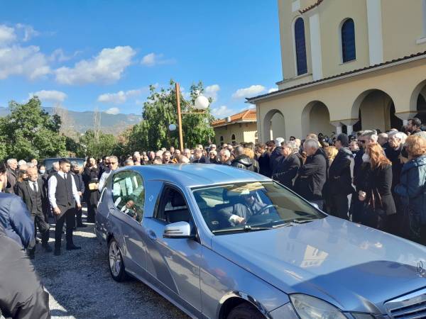 Καλαμάτα: Πλήθος κόσμου στο τελευταίο "αντίο" στον Γιάννη Χριστόπουλο (βίντεο-φωτογραφίες)