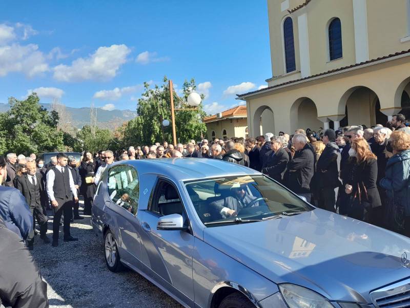 Καλαμάτα: Πλήθος κόσμου στο τελευταίο "αντίο" στον Γιάννη Χριστόπουλο (βίντεο-φωτογραφίες)