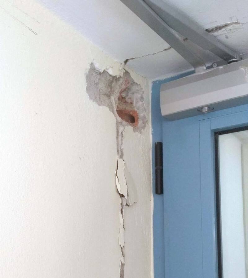 Σημάδια από τον σεισμό στο Δημαρχείο Κυπαρισσίας