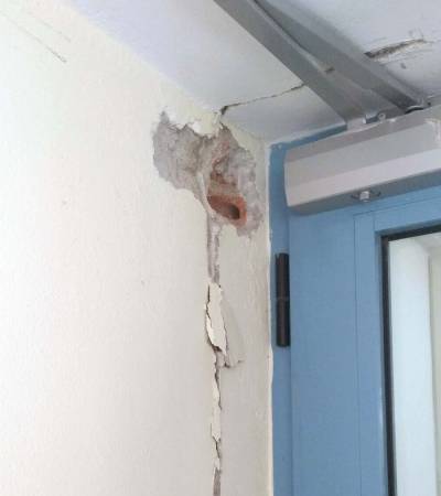 Σημάδια από τον σεισμό στο Δημαρχείο Κυπαρισσίας
