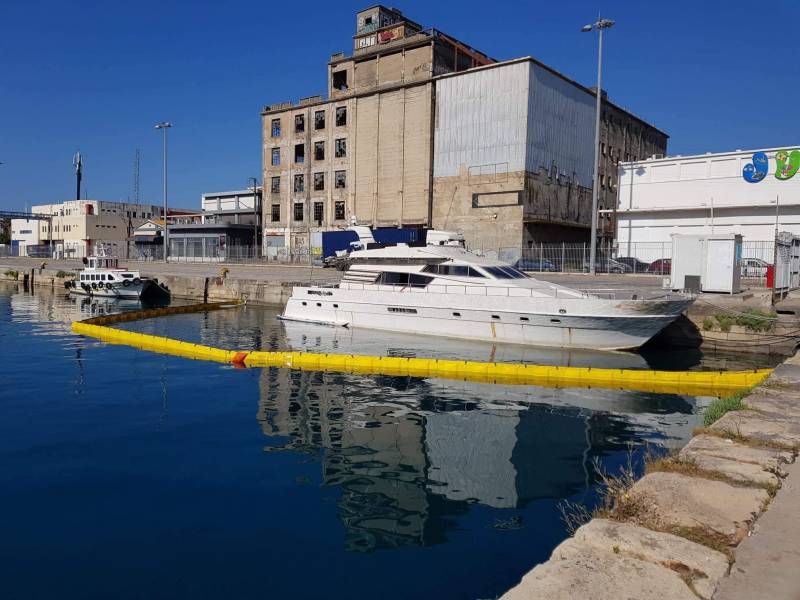 Έβαλε νερά ένα από τα κατασχεμένα σκάφη στο λιμάνι Καλαμάτας