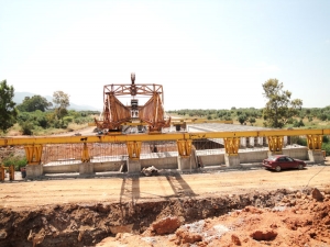 Προχωρούν οι εργασίες στη γέφυρα του Παμίσου (Βίντεο)