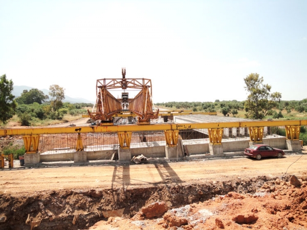 Προχωρούν οι εργασίες στη γέφυρα του Παμίσου (Βίντεο)