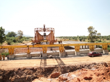 Προχωρούν οι εργασίες στη γέφυρα του Παμίσου (Βίντεο)