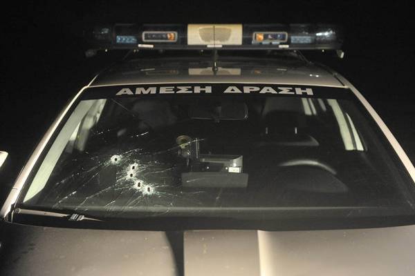 Διέφυγαν μετά τη σύγκρουση με το υπηρεσιακό της Ασφάλειας μετά από καταδίωξη στην παλιά ΕΟ Καλαμάτας - Τρίπολης