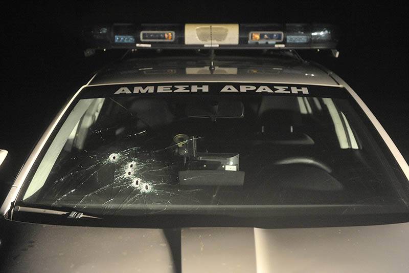 Διέφυγαν μετά τη σύγκρουση με το υπηρεσιακό της Ασφάλειας μετά από καταδίωξη στην παλιά ΕΟ Καλαμάτας - Τρίπολης