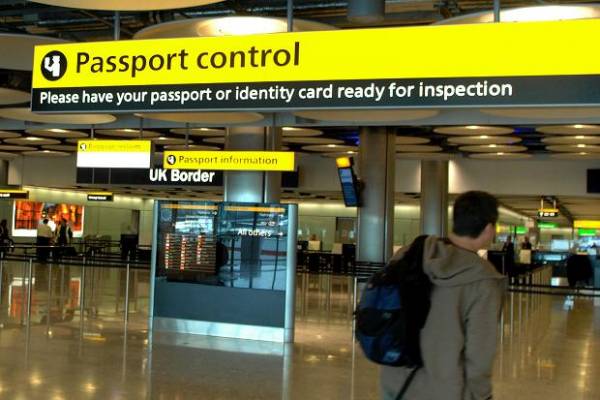 Προσπάθησε να την διευκολύνει να ταξιδέψει από Καλαμάτα για Στοκχόλμη αλλά συνελήφθησαν