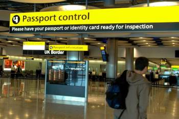 Προσπάθησε να την διευκολύνει να ταξιδέψει από Καλαμάτα για Στοκχόλμη αλλά συνελήφθησαν