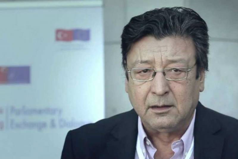 «Έφυγε» ο καθηγητής Βασίλης Καρύδης