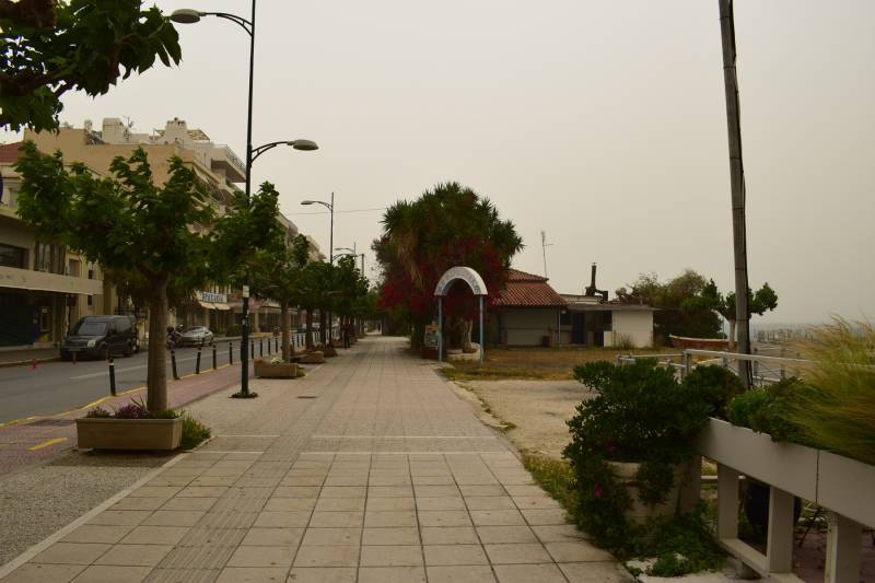 «Έπνιξε» την Καλαμάτα η αφρικανική σκόνη – Θυελλώδεις άνεμοι (βίντεο+φωτογραφίες)